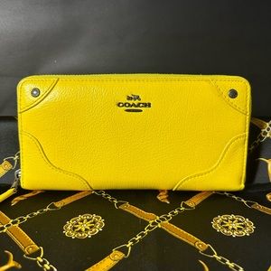 HTF Large 3 Compartment Coach Mickie Wallet Pebbled Leather